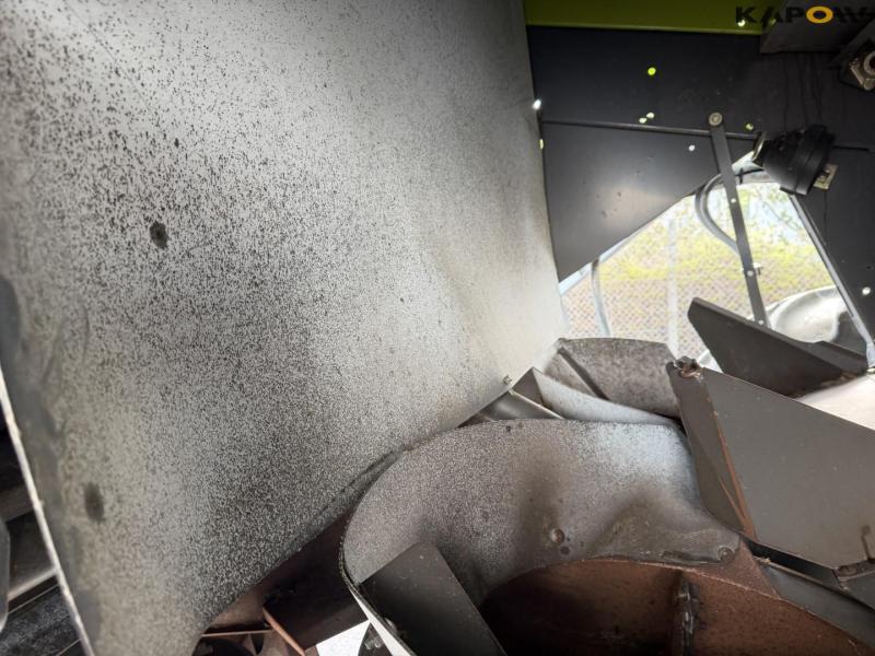 Claas Lexion 770 combine harvester 33