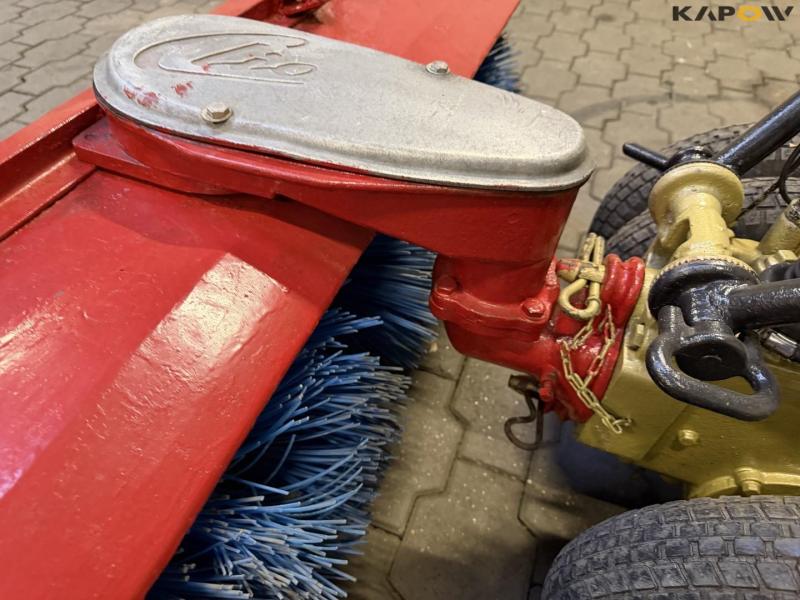 Clio tool carrier with broom 10