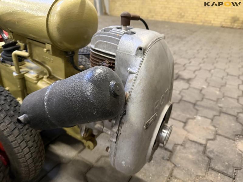 Clio tool carrier with broom 18