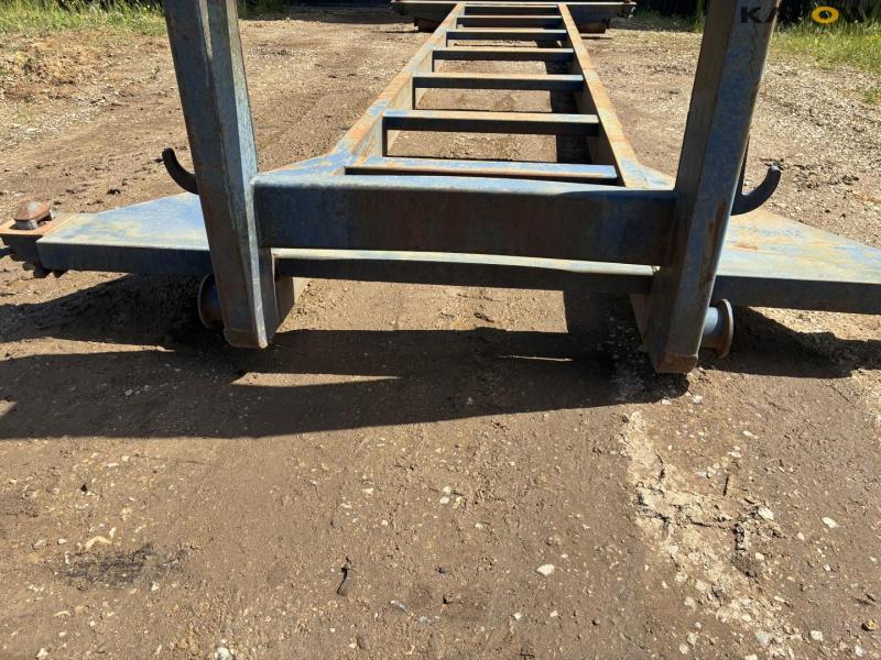 Container flatbed for hook and wire 8