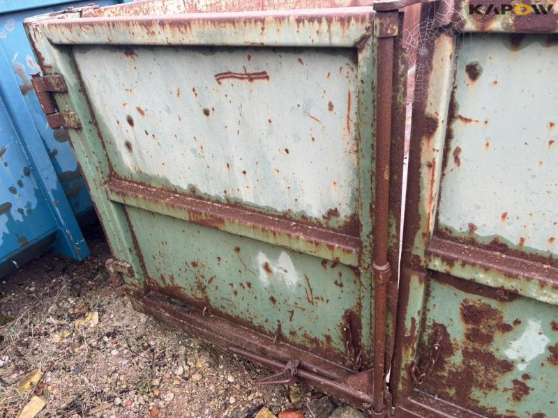 Container with hook lift 20