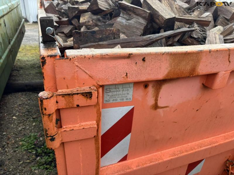 Container with hook lift 21