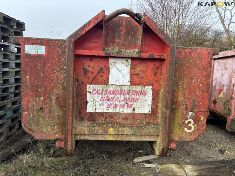 Container with hook lift 2