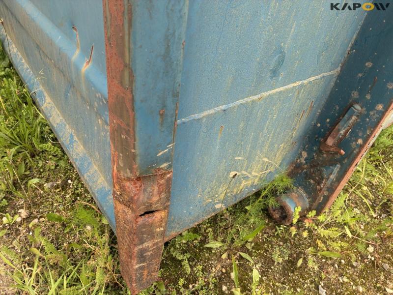 Container with closed sides that can be opened 9