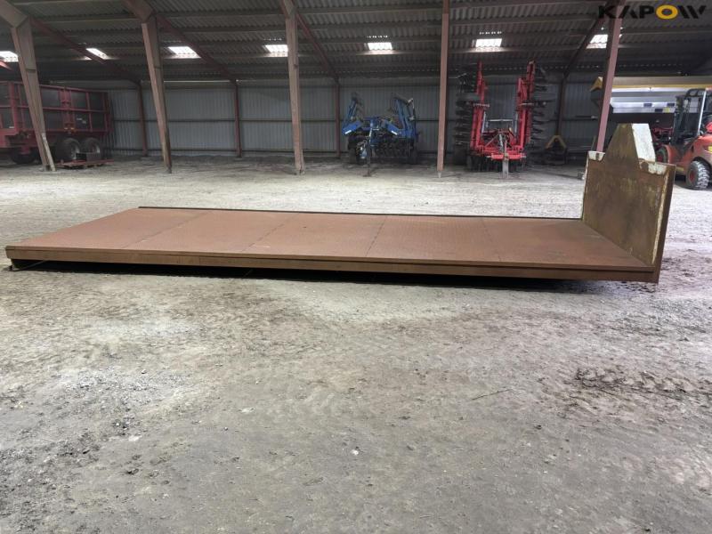 Container bed for hook and wire 4