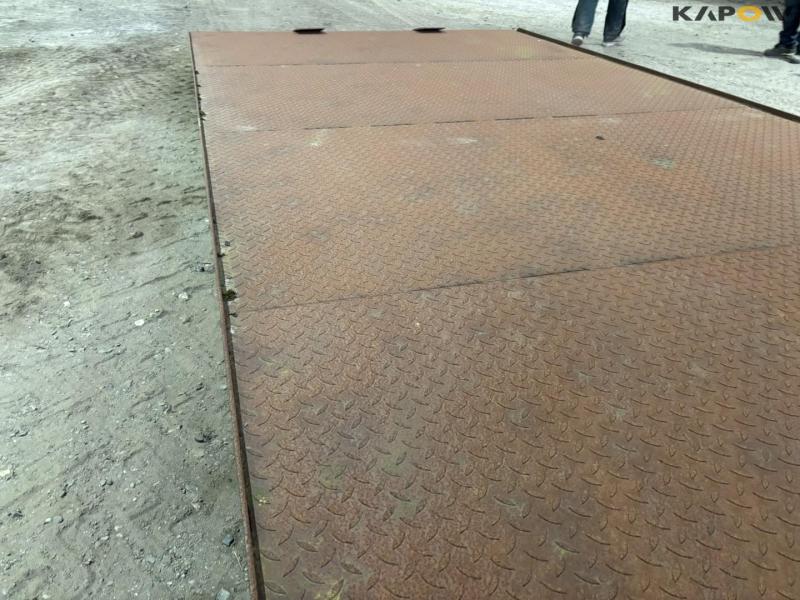 Container bed for hook and wire 14