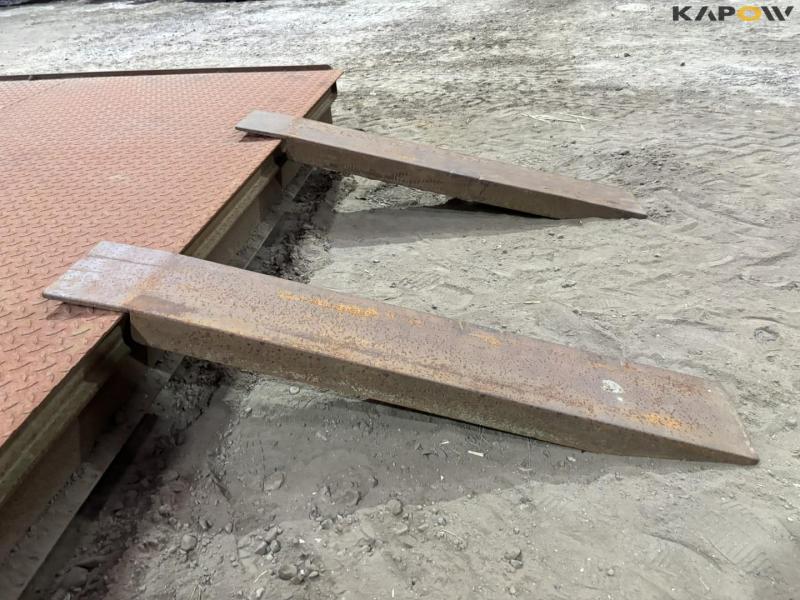 Container bed for hook and wire 18