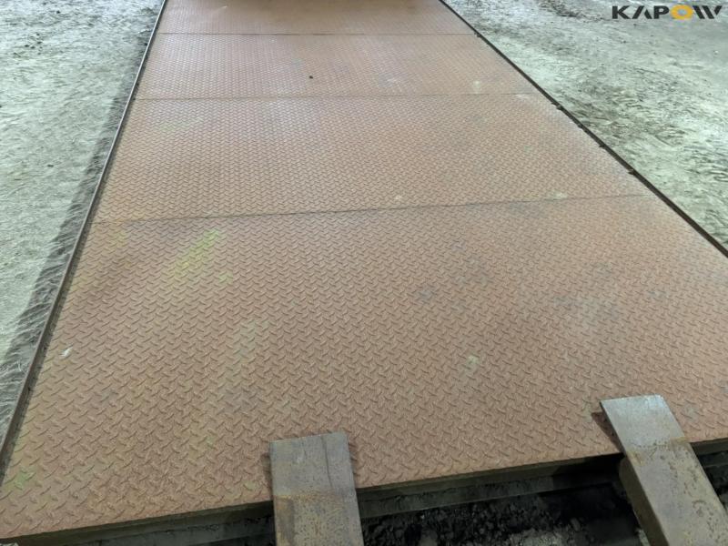 Container bed for hook and wire 21