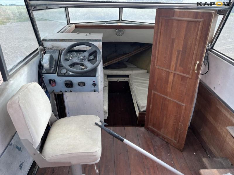 Coronet 27 foot motorboat 13
