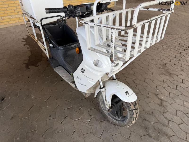 DAO 365 Electric moped with box 13