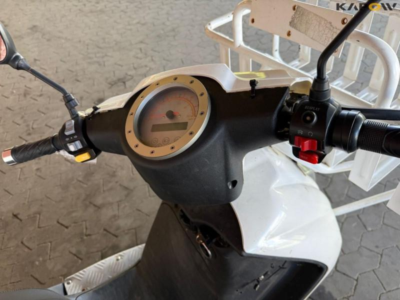 DAO 365 Electric moped with box. 13