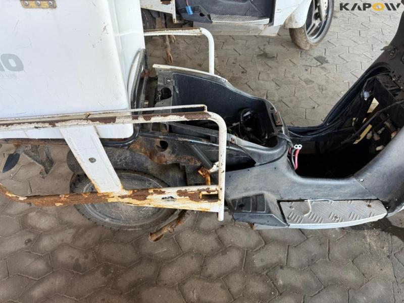 DAO 365 Electric moped with box. 25