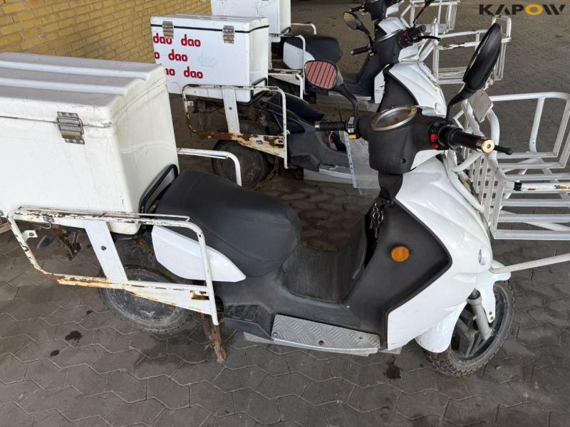 DAO 365 Electric moped with box. 27