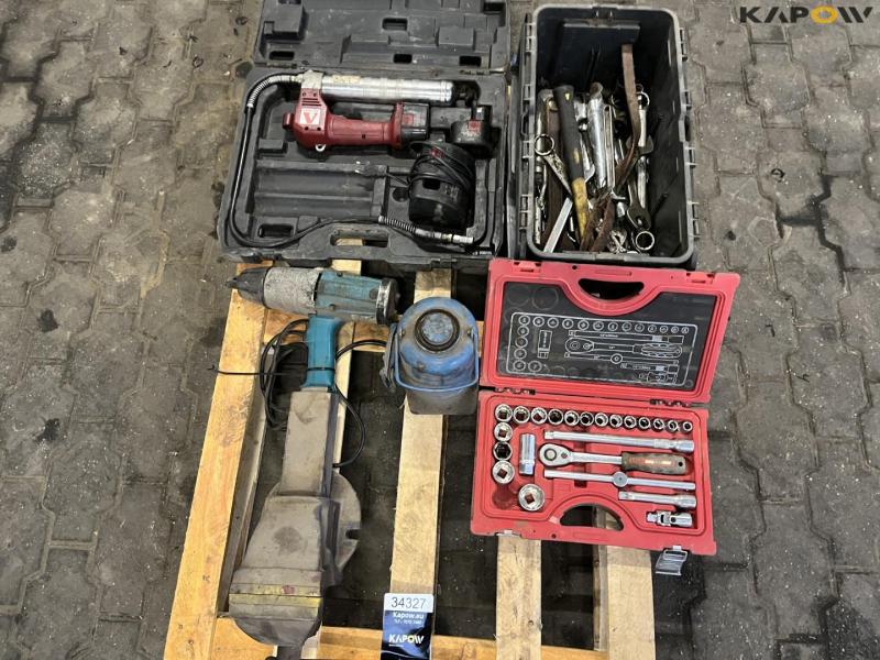 Various power tools and workshop equipment from service vehicle 10