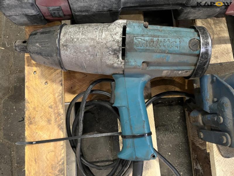 Various power tools and workshop equipment from service vehicle 16