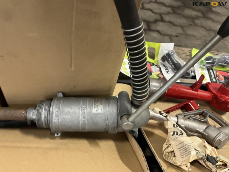 Various hand pumps - New 14