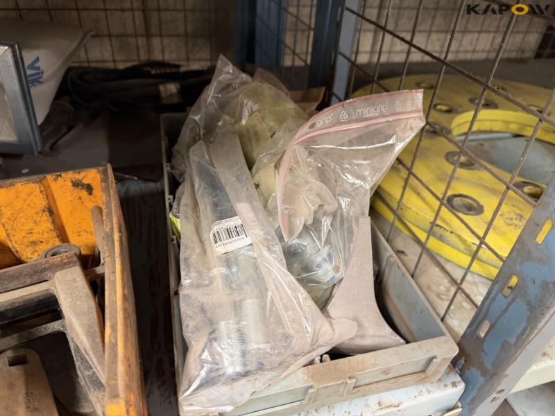 Various John Deere/Claas combine harvester spare parts 37