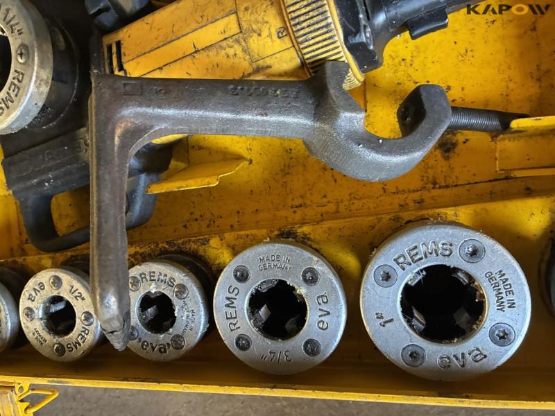 Various pipe thread cutters 10