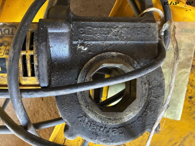 Various pipe thread cutters 16