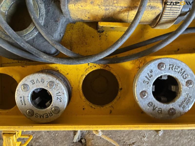 Various pipe thread cutters 18