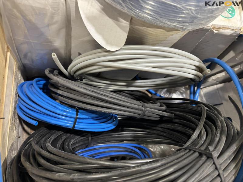 Various compressed air hoses 16