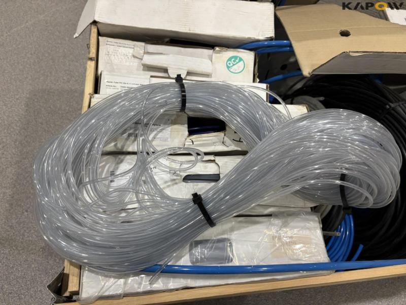 Various compressed air hoses 19