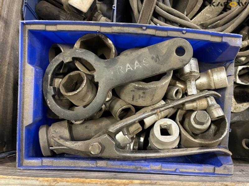 Various tools from service vehicle 18