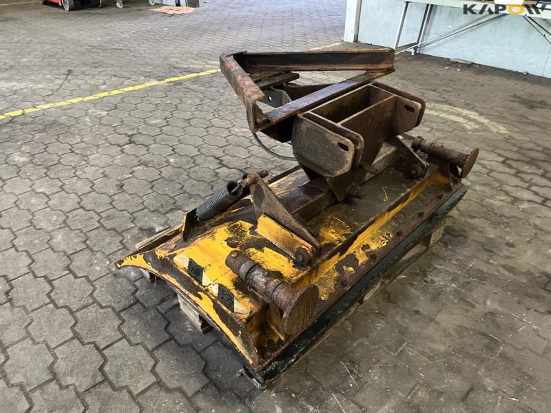 Rotating scraper blade 7