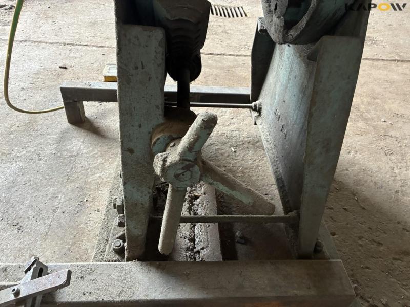 Eccentric press new-2 with corner notch 26