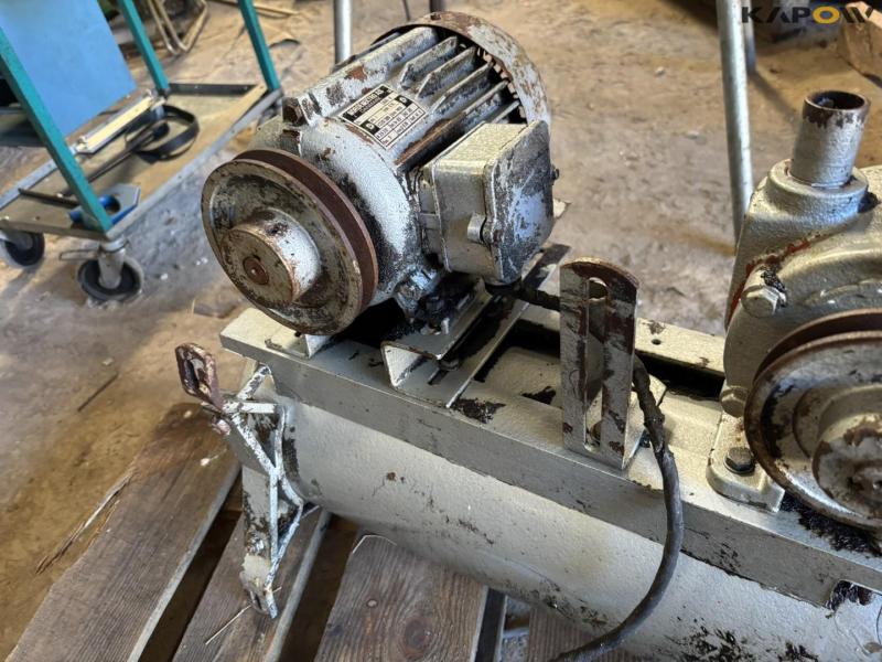 Effective vacuum pump 14