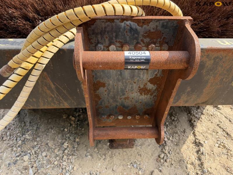 Engcon wire brush with S60 hitch 12
