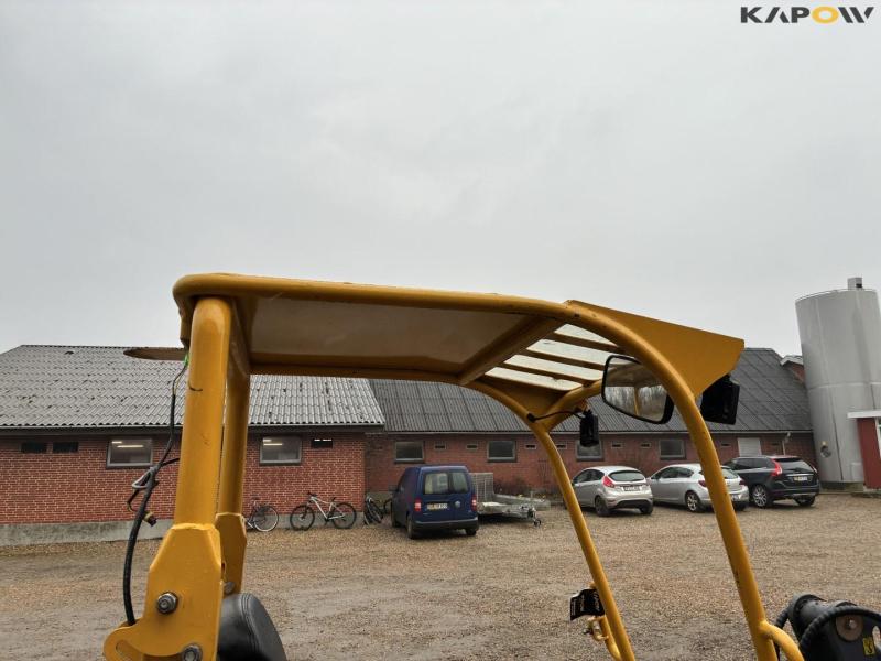 Eurotrac W11 skid steer loader 25