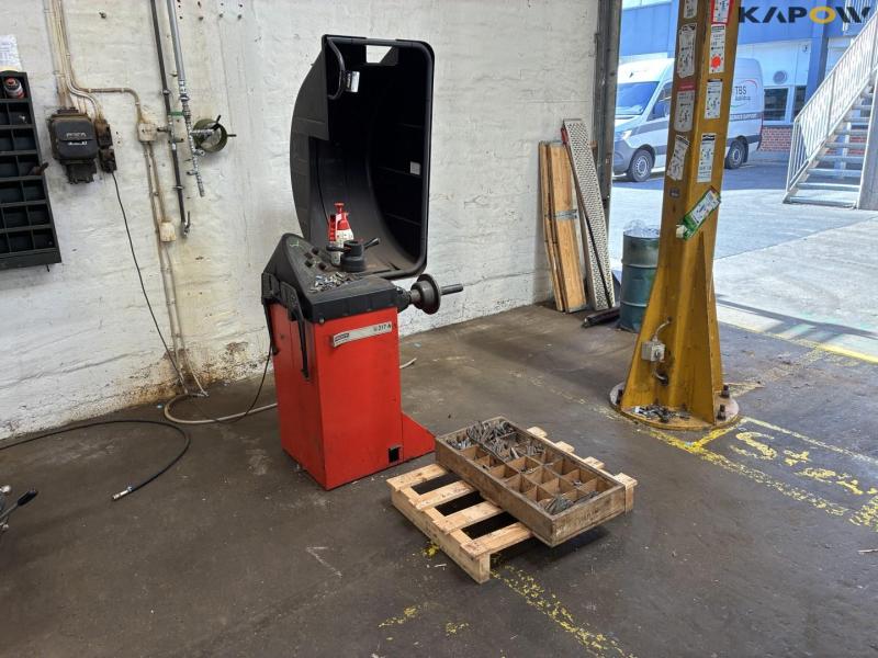 Facom U.217 A balancing machine 2