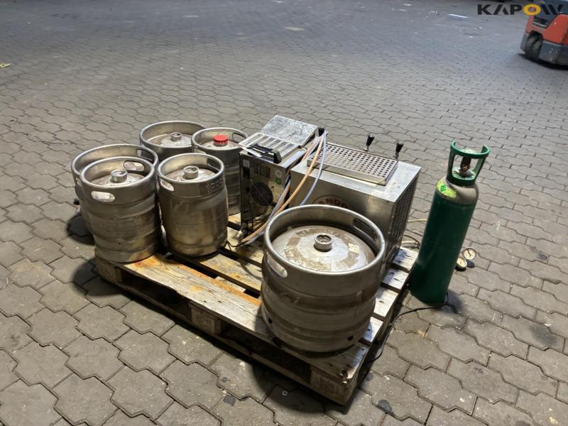 Draft beer system with kegs and carbon dioxide 4