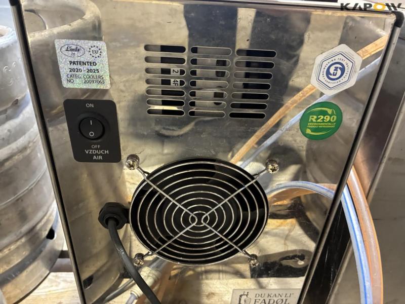 Draft beer system with kegs and carbon dioxide 14
