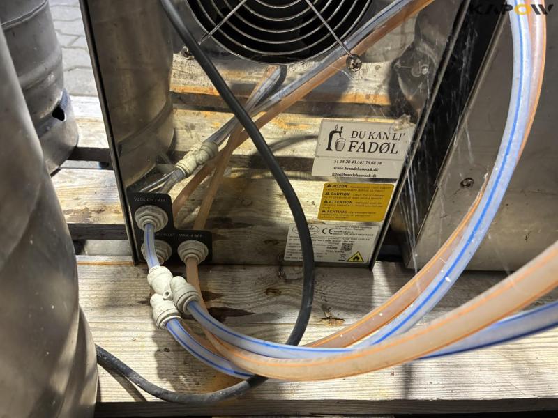 Draft beer system with kegs and carbon dioxide 15