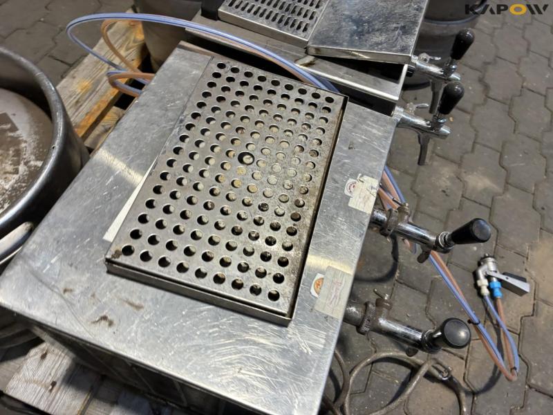 Draft beer system with kegs and carbon dioxide 22