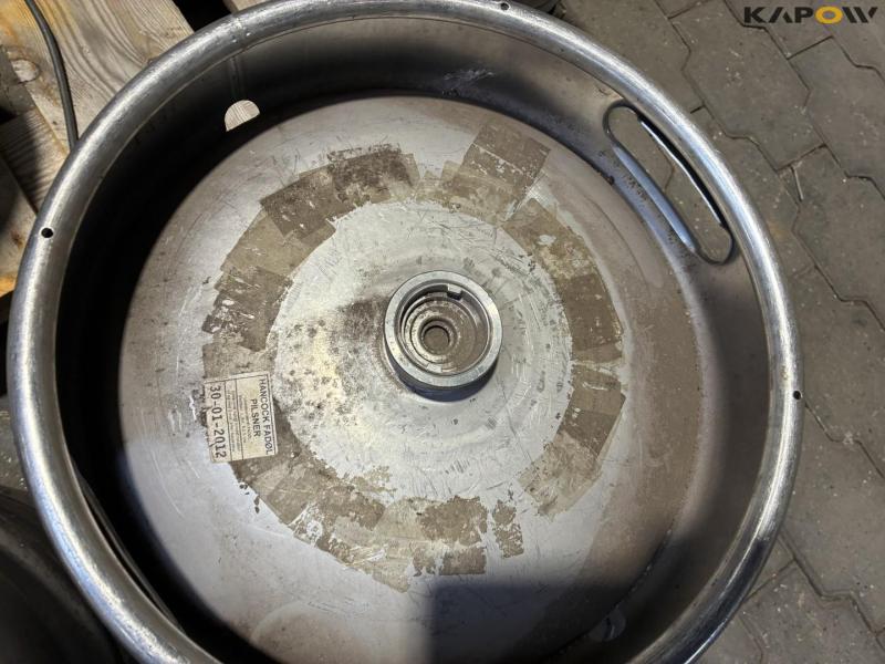 Draft beer system with kegs and carbon dioxide 35