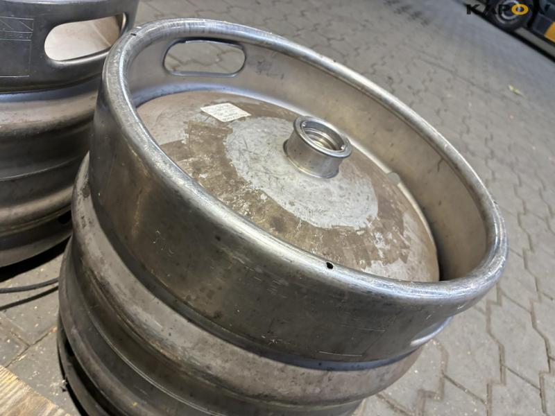Draft beer system with kegs and carbon dioxide 41