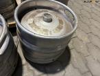 Draft beer system with kegs and carbon dioxide 36