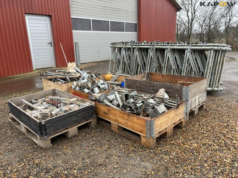 Prison grid + various cattle equipment 1