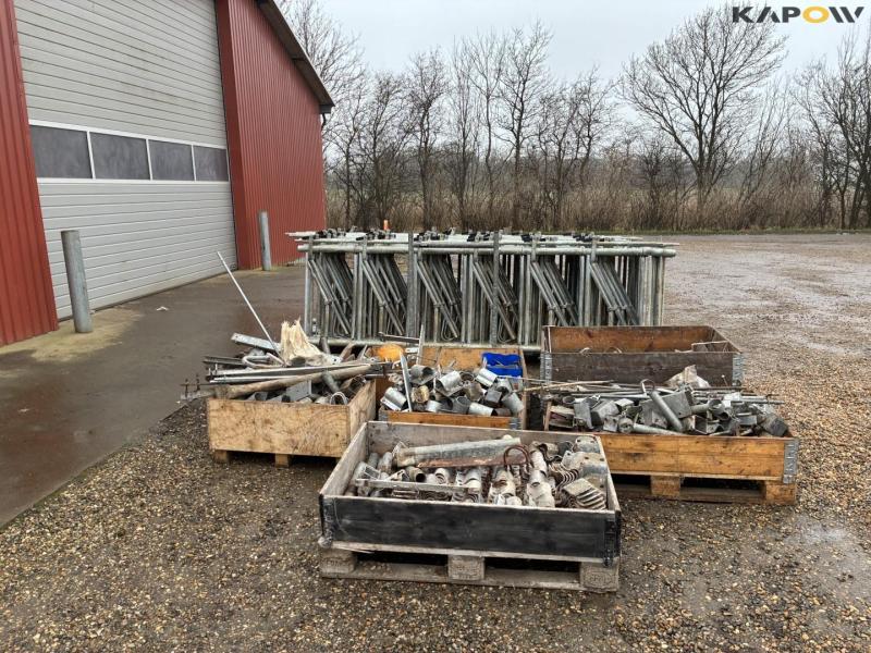 Prison grid + various cattle equipment 2
