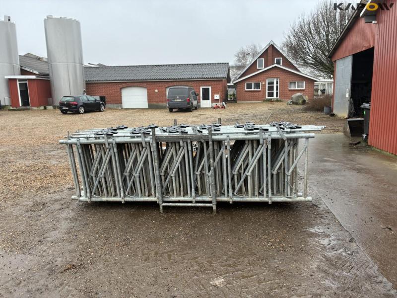 Prison grid + various cattle equipment 5