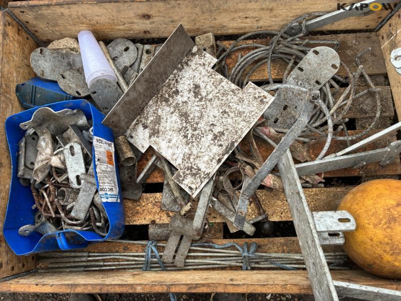 Prison grid + various cattle equipment 14
