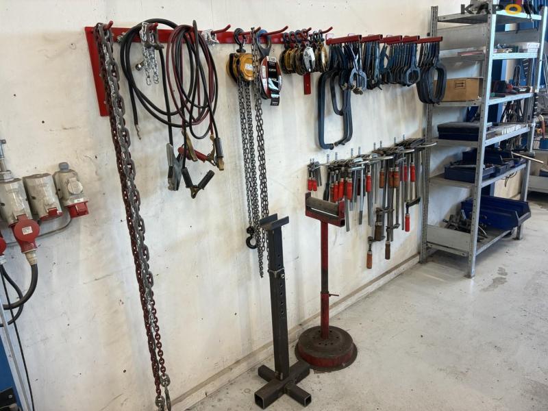 Fixed holding tools, chains and trestles 2