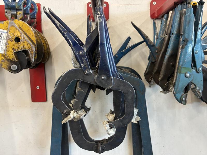 Fixed holding tools, chains and trestles 13