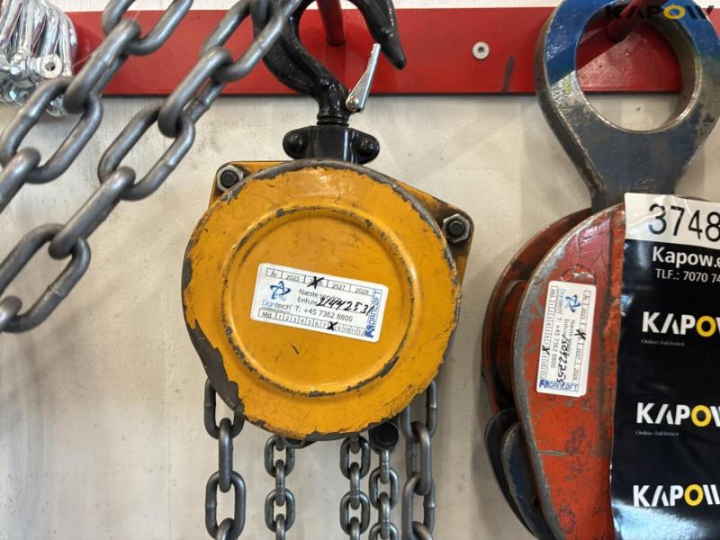 Fixed holding tools, chains and trestles 25