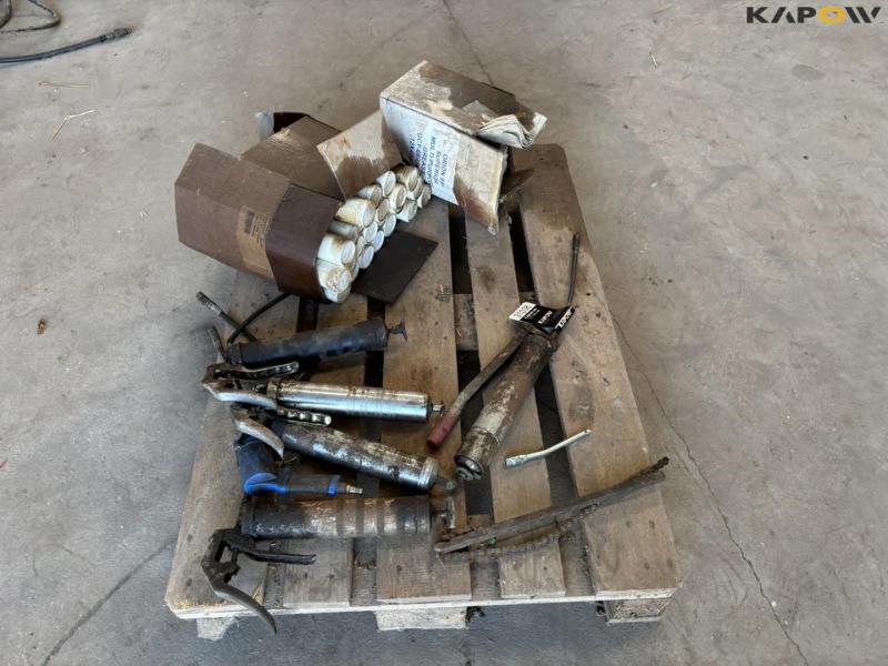 Grease and grease guns 2