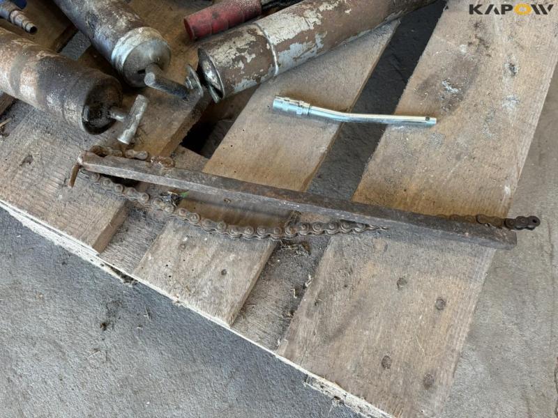 Grease and grease guns 9