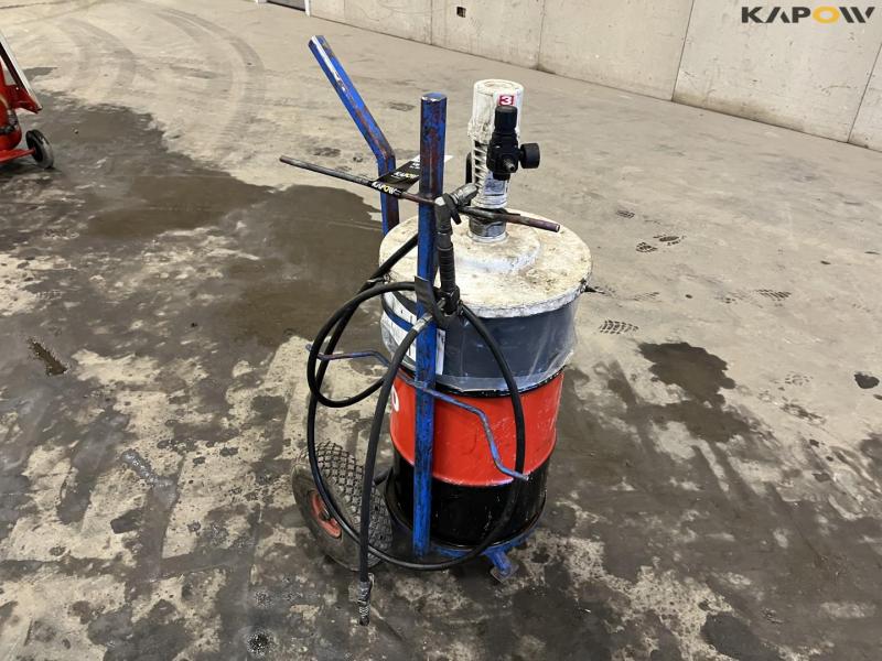 Grease pump with gun. 7